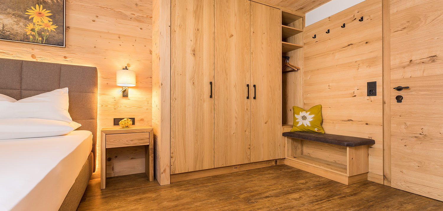 Kleiderschrank im DZ Arnika vom Berg Genuss Hotel Neustift Stubaital