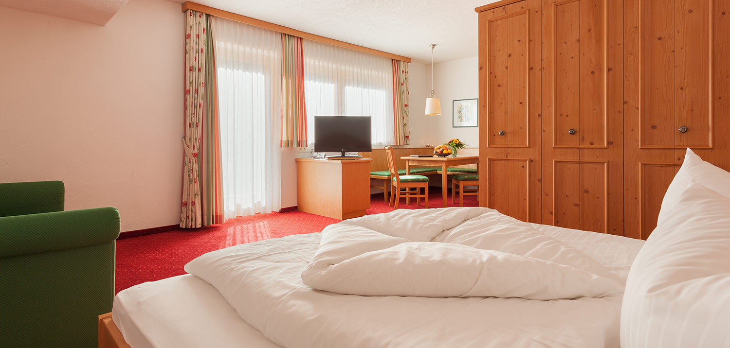 Sitzecke im DZ Enzian vom Berg Genuss Hotel Neustift im Stubaital