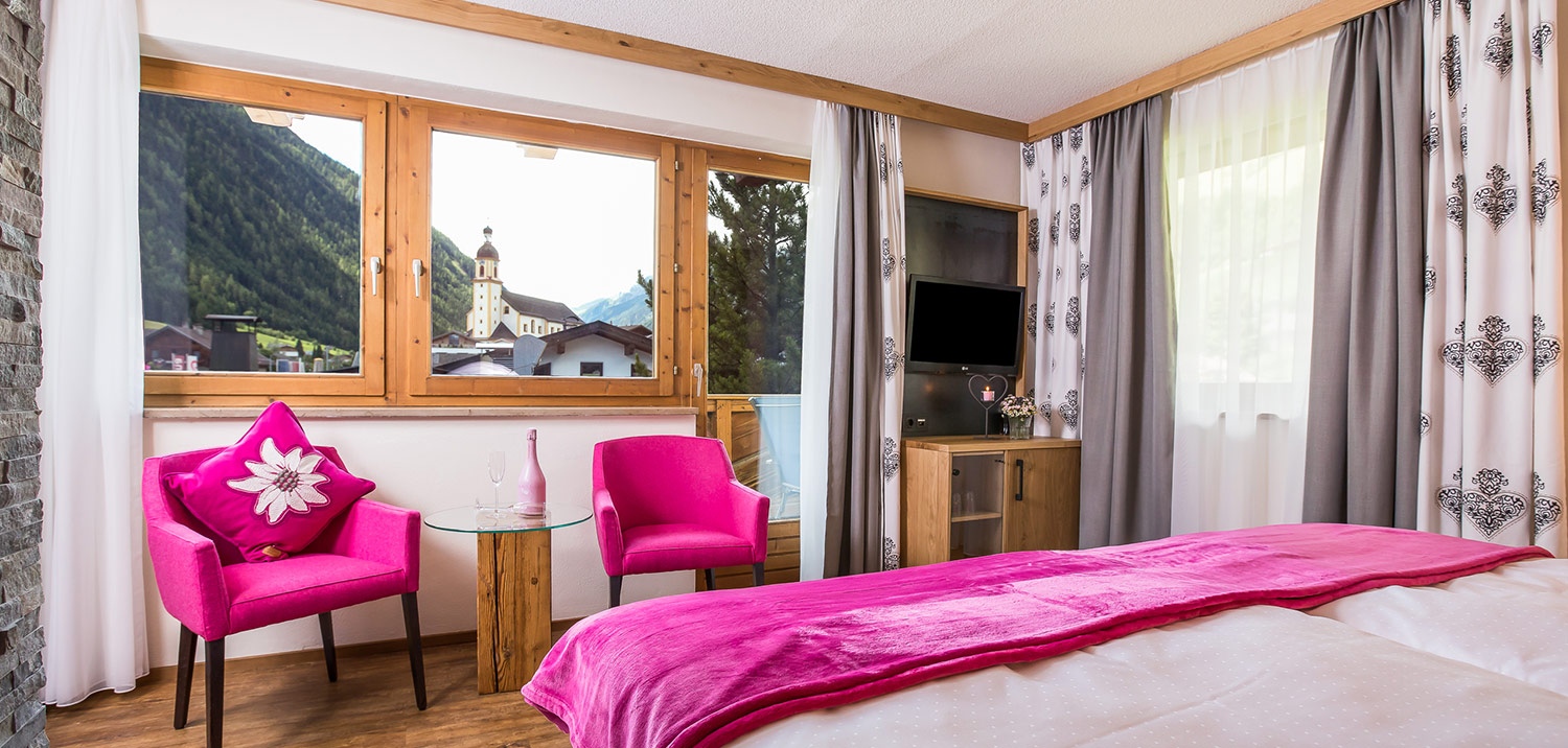 Blick auf die Kirche vom DZ Steinrösl vom Berg Genuss Hotel Neustift im Stubaital