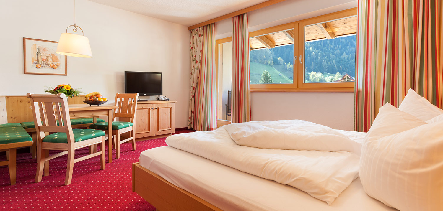 Sitzecke im DZ Brunelle vom Berg Genuss Hotel Neustift im Stubaital