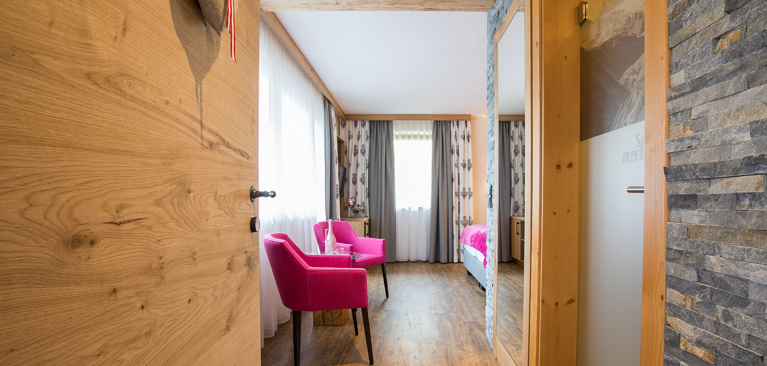Blick ins DZ Steinrösl vom Berg Genuss Hotel Neustift im Stubaital
