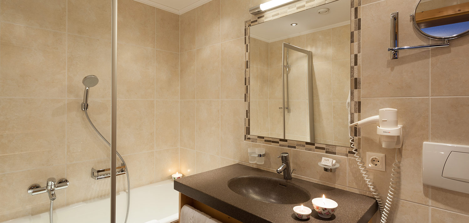 Badezimmer im DZ Brunelle vom Berg Genuss Hotel Neustift im Stubaital