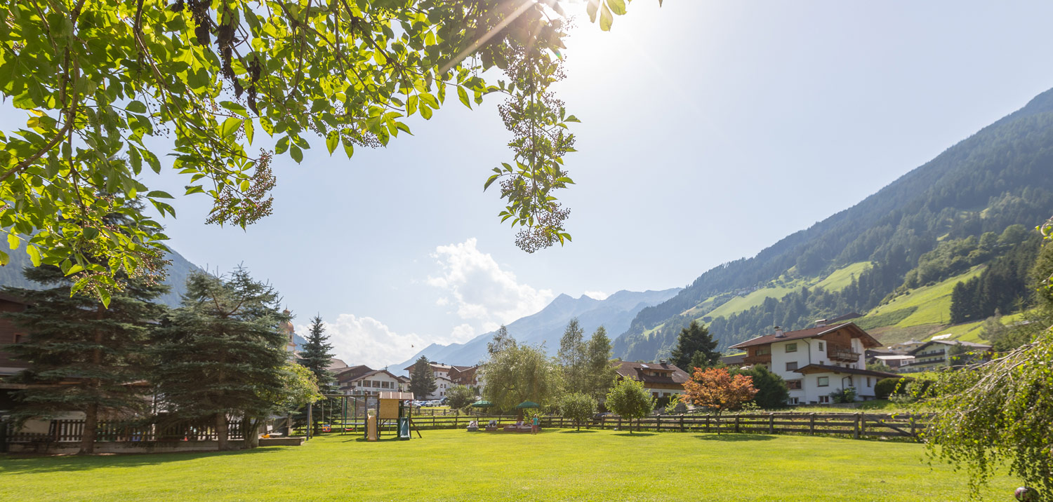 Hotelgarten mit Spielplatz vom Hotel Neustift Stubaital