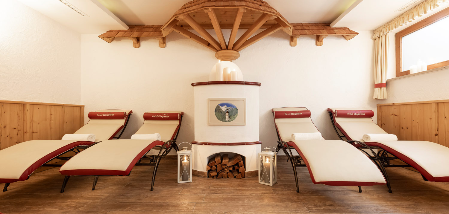 Ruheraum mit Holzofen im Hotel Neustift Stubaital